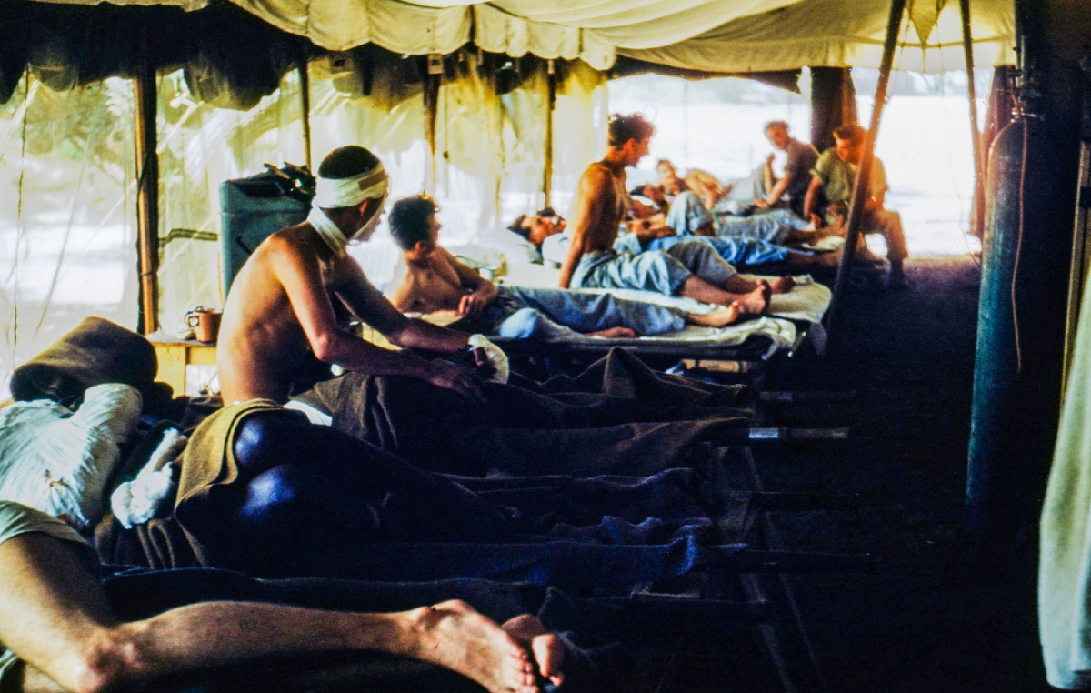 1952년 노르웨이 이동외과병원에서 수술을 마친 군인 사진