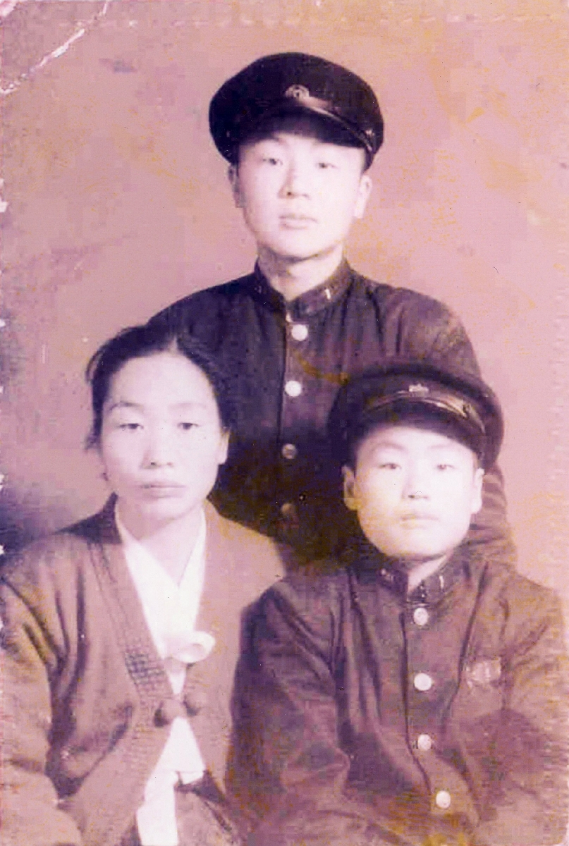 김종섭 하사와 동생, 어머니 사진