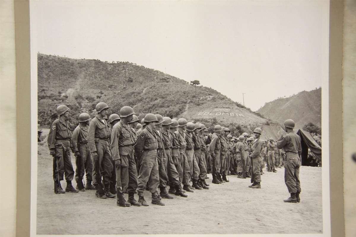 콜롬비아_콜롬비아 부대원들이 시찰을 나가기 위해 연병장에 모인 모습(국사편찬위원회 제공)