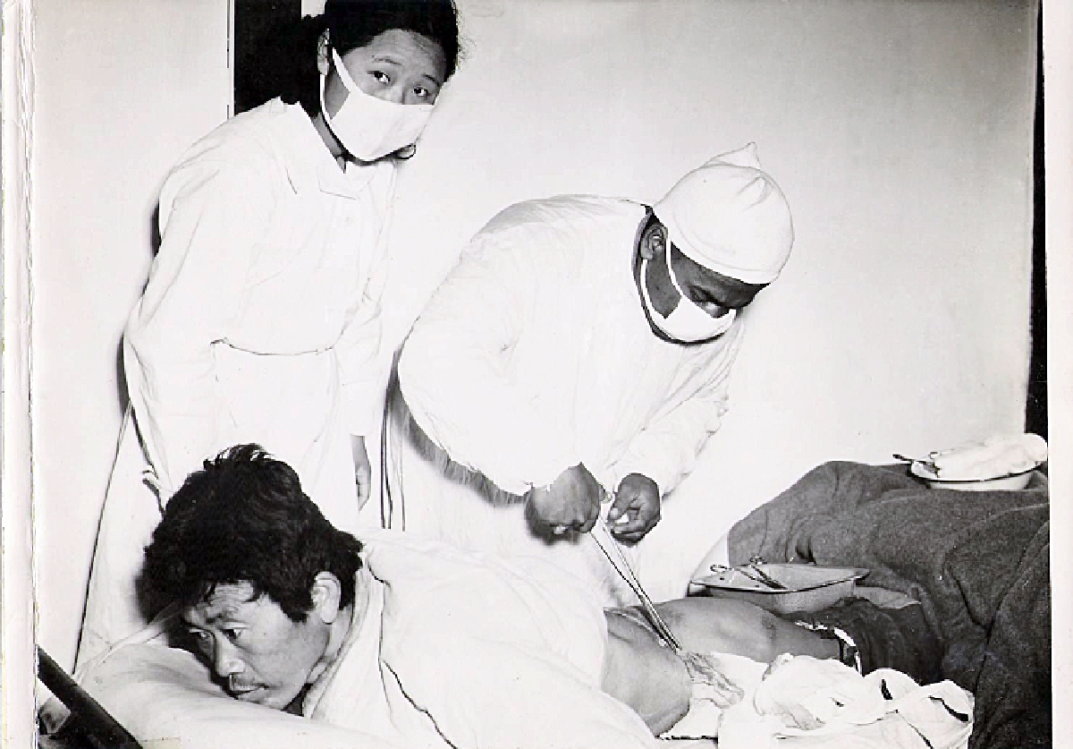 의료(17)-대구에 생긴 첫 육군 병원 진료 장면(주한인도대사관)
