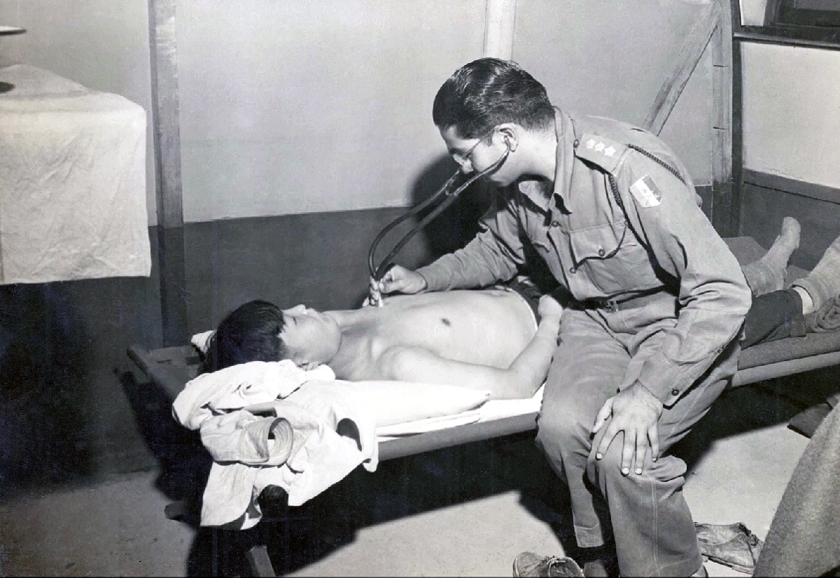 의료(9)-민간인 환자상태를 진찰하는 제60공수야전병원의 부대원(주한인도대사관)