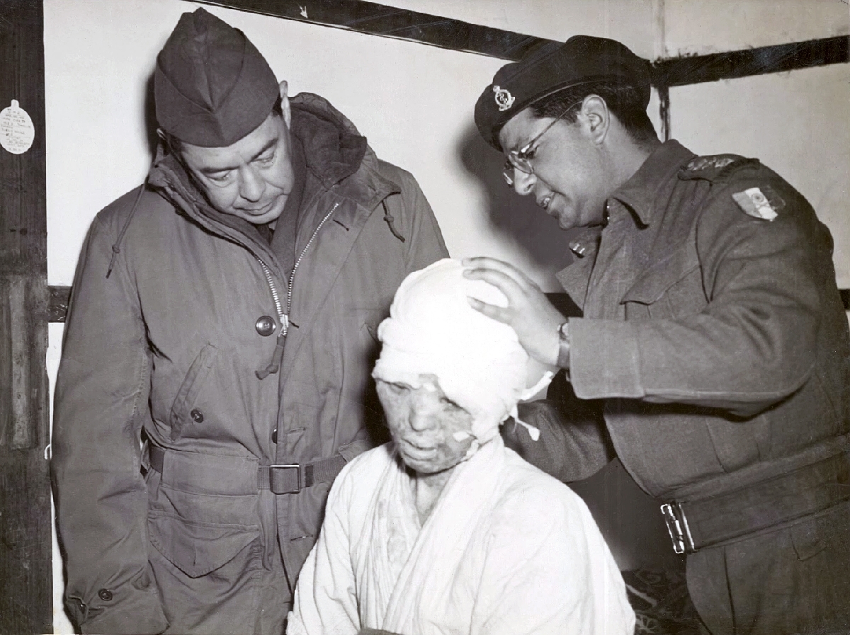 의료(4)-전쟁 중 다친 민간인을 돌보는 제60공수야전병원의 부대원들(주한인도대사관)