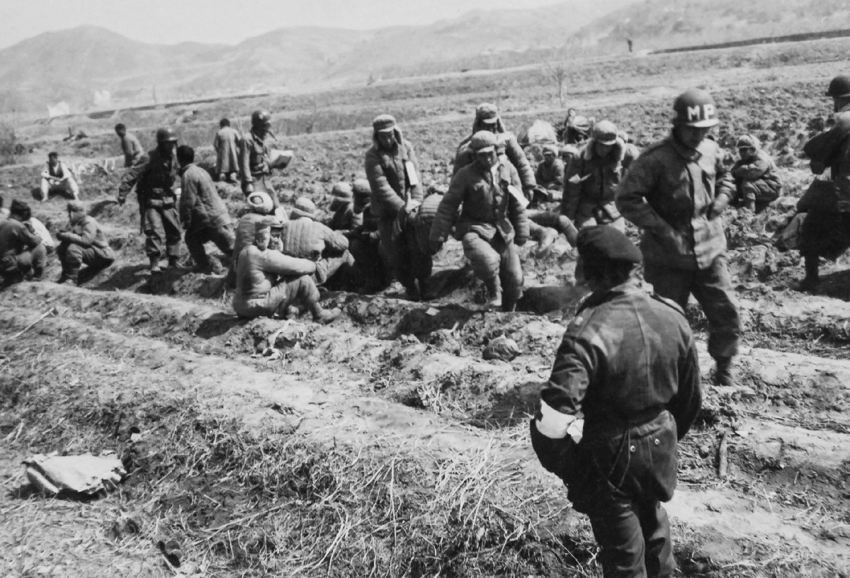 의료(12)-코만도 작전 중 제1영연방사단과 함께 있는 인도군 부상자후송팀(주한인도대사관)