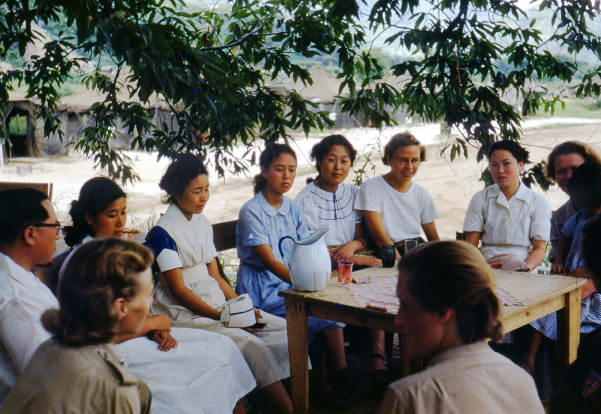1952년 서울시 병원 대표 의료진들을 만난 노르웨이 잉에 슐스타드 박사 사진