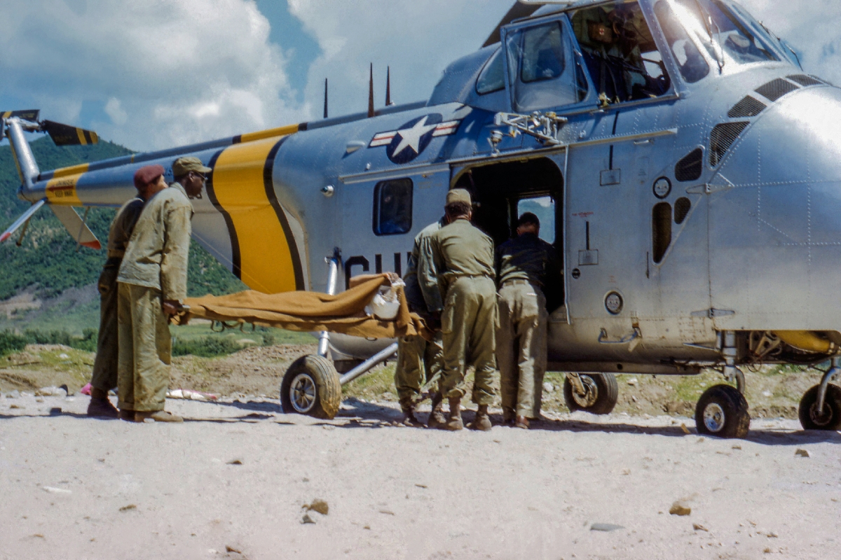 1952년 노르웨이 이동외과병원으로 부상병을 이송하는 헬리콥터 사진