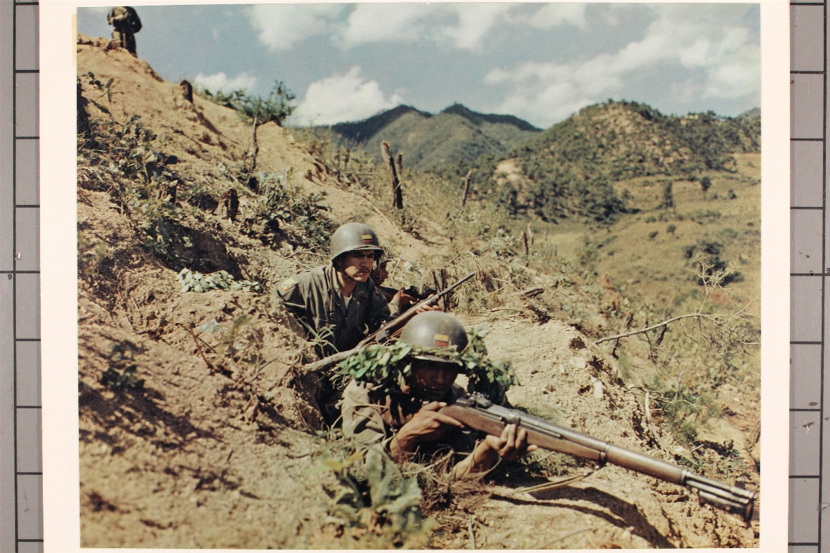 콜롬비아_참호 속에서 근접전을 치르고 있는 콜롬비아군 소대장(국사편찬위원회 제공)