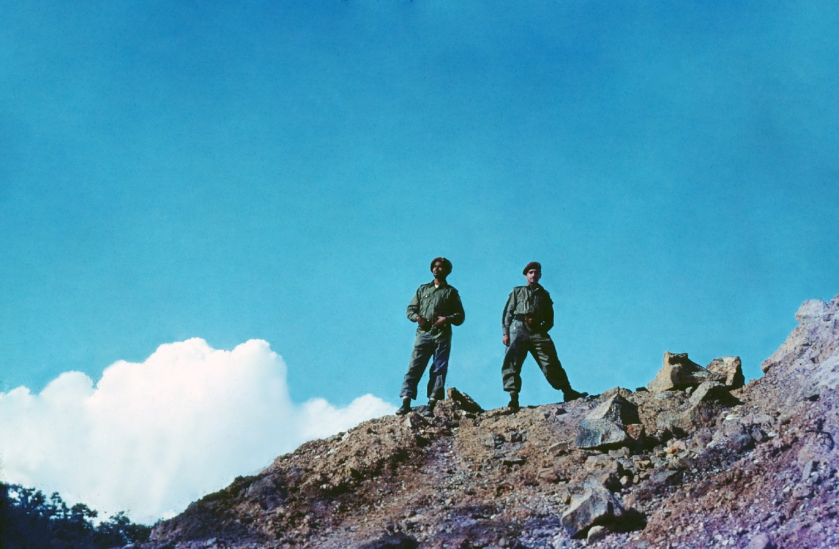 일상(1)-DMZ 근처 산악지대에 서 있는 제60공수야전병원의 부대원들(주한인도대사관)