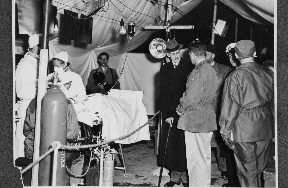 1951년 오슬로 적십자 야전병원을 방문한 호콘 7세 노르웨이 국왕 사진