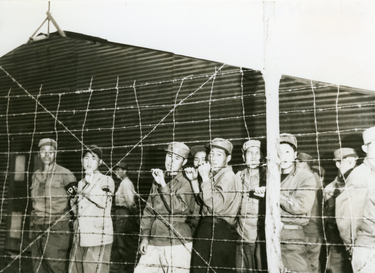 미국 NARA 수집 자료(포로수용소 밖을 정찰하는 공산군 포로들)