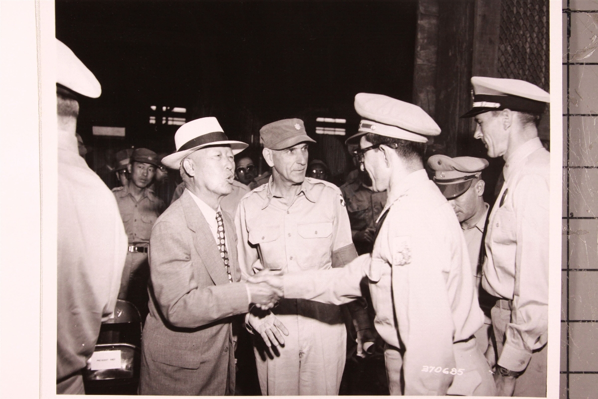 콜롬비아_이승만 대통령이 부산에 도착한 콜롬비아군 지휘관인 제이미 폴라니아-푸요 대령을 맞이함(국사편찬위원회 제공)