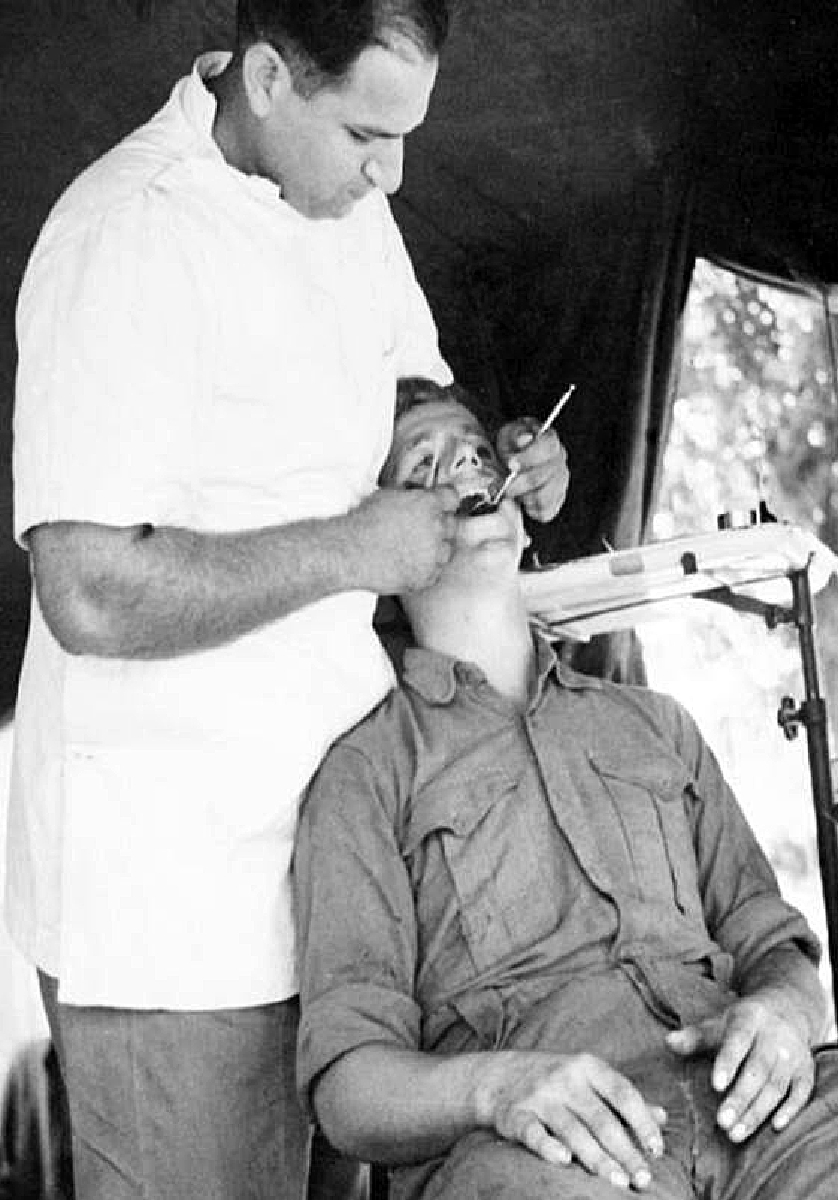 의료(13)-임시 설치된 치과의원에서 병사를 치료하는 모습(주한인도대사관)