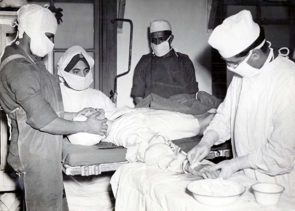 의료(2)-부상당한 UN군을 대상으로 치료하고 있는 제60공수야전병원의 부대원들(주한인도대사관)