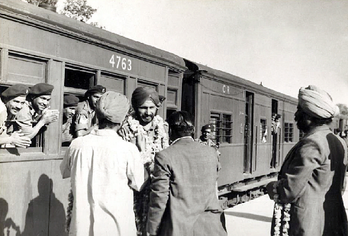 귀국(2)-뉴델리로 향하는 군용기차에 탑승한 인도군(주한인도대사관)
