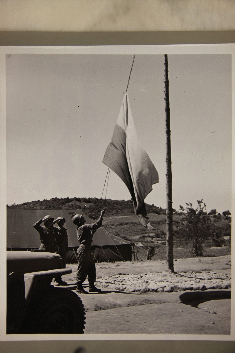 콜롬비아_3명의 콜롬비아 병사가 국기를 게양(국사편찬위원회 제공)