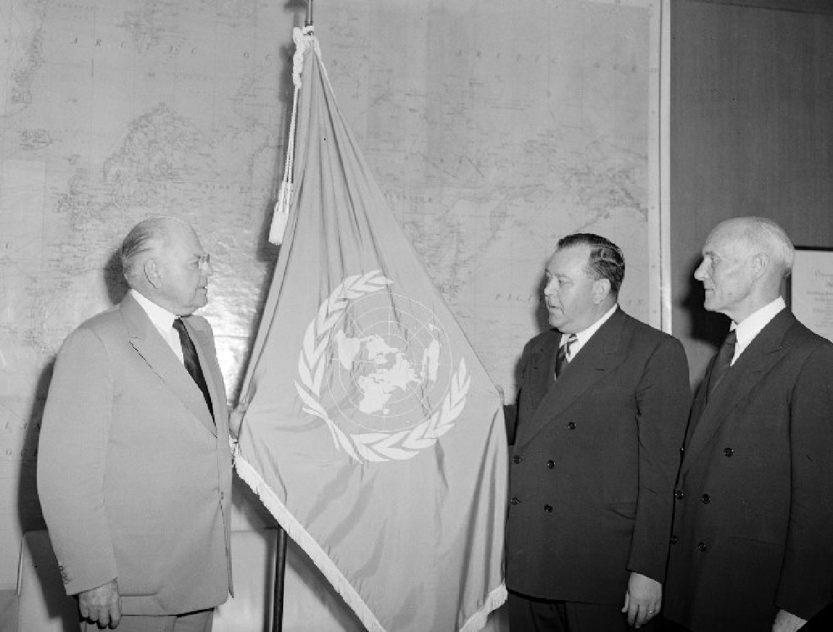 1950년 유엔사령부기를 전달받는 워렌 오스틴 미국 유엔 대사 사진