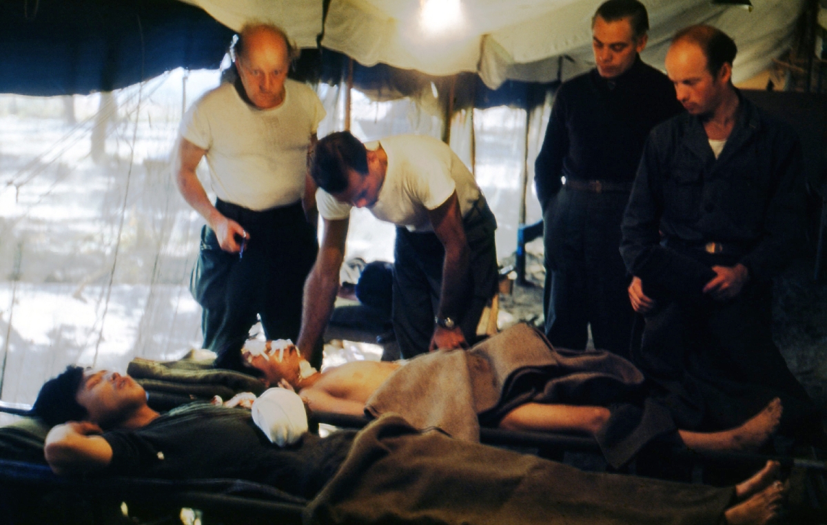 1952년 노르웨이 이동외과병원 수술 대기 텐트에 누워있는 부상병 사진